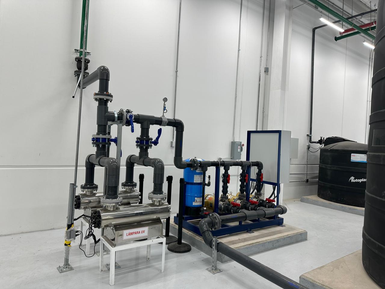 Lámparas UV de acero inoxidable y sistema de bombeo con tanque hidroneumático