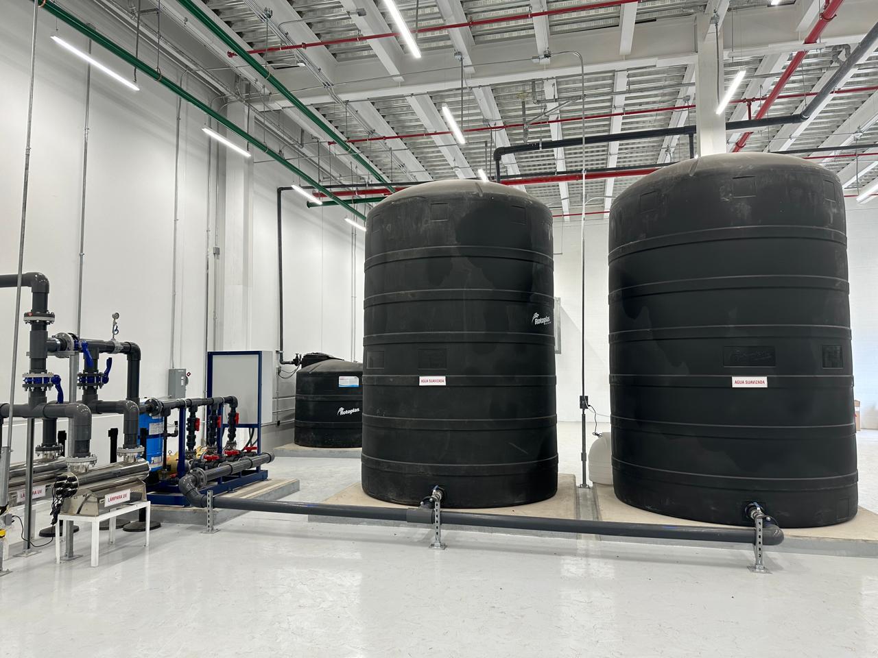 Dos tanques de almacenamiento de agua suavizada junto al sistema UV