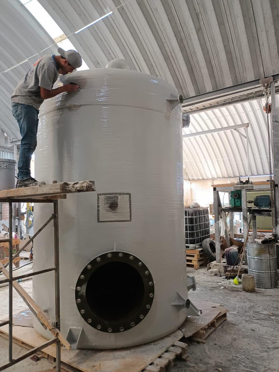 Fabricación de tanque de fibra de vidrio con brida en taller